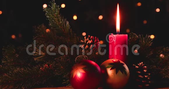 圣诞装饰用球和蜡烛视频的预览图