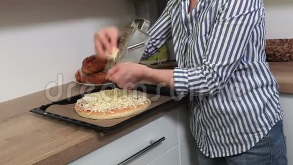 女人在披萨上加了奶酪视频的预览图