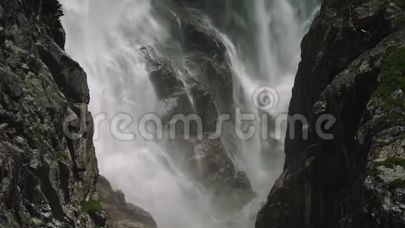瀑布沿着岩石缓缓流动视频的预览图