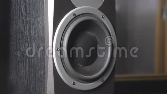 关闭录音室的移动低音炮黑色圆形音频扬声器从低声音中脉动和振动视频的预览图