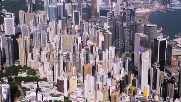从一个发达的香港城市的飞行无人驾驶飞机上空中现代摩天大楼与当代设计中国视频的预览图