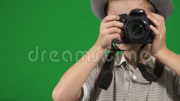 带有relfex相机的小男孩在chrom键背景下拍照视频的预览图