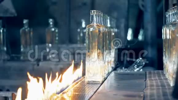 工业压力机在退火过程中将玻璃瓶从输送带中取出视频的预览图