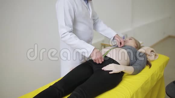 医生测量孕妇腹部视频的预览图