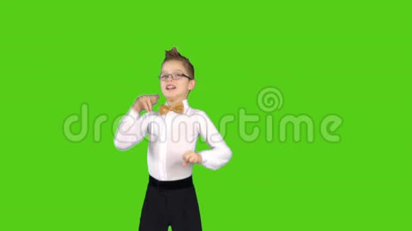 戴金蝴蝶结的小男孩在Chrome钥匙背景上玩得很开心视频的预览图