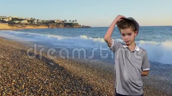 海上的小男孩摘帽子欢迎视频的预览图