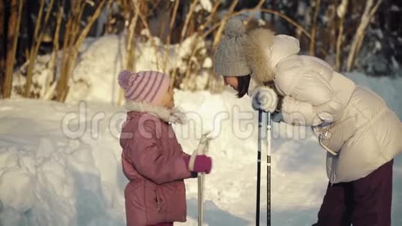 妈妈和女儿在冬天北欧人在郊区散步之前交谈视频的预览图