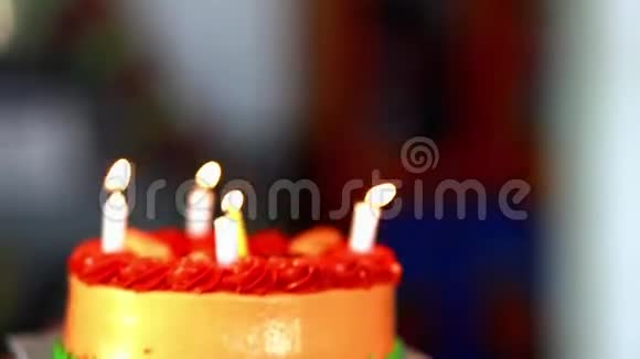 生日蛋糕在手里点亮生日蛋糕视频的预览图