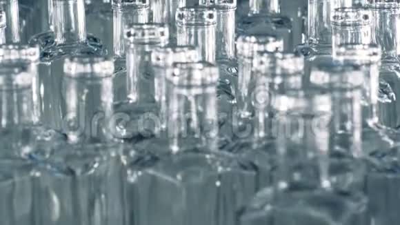 一堆空玻璃瓶装水正从黑暗中浮现出来视频的预览图