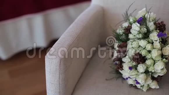 婚礼花束在扶手椅上装饰浪漫背景花绿色视频的预览图