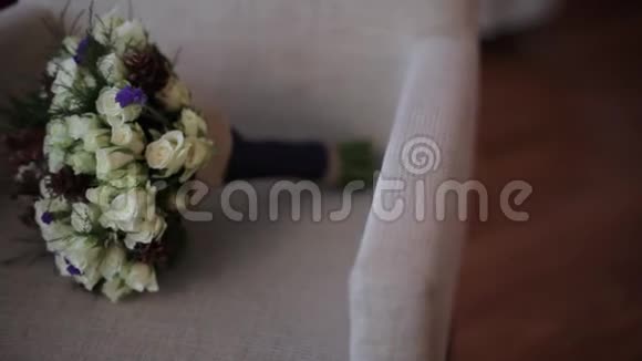 婚礼花束在扶手椅上装饰浪漫背景花绿色视频的预览图