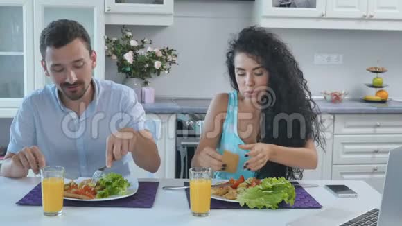 漂亮的已婚夫妇在厨房有一对早餐视频的预览图