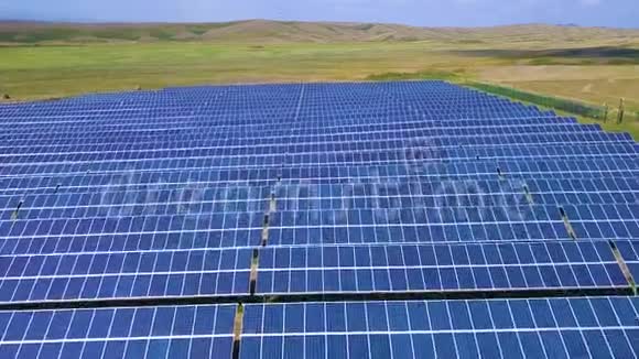 太阳能电池板和可再生能源农场空中无人机视频片段俯视着一排可再生太阳能电池板视频的预览图