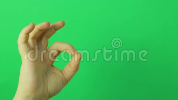 女性手绿色背景显示手势好视频的预览图