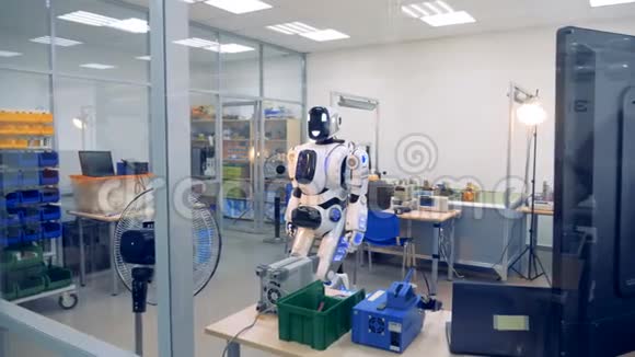 微笑的机器人正在实验室里移动它的头和身体视频的预览图