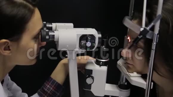 特写镜头医生用最新技术对病人进行视力研究视频的预览图