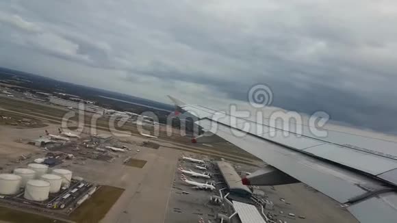 4k希思罗机场跑道8号从候机楼俯瞰视频的预览图