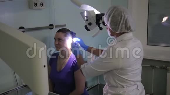 医生对病人耳朵进行体检视频的预览图