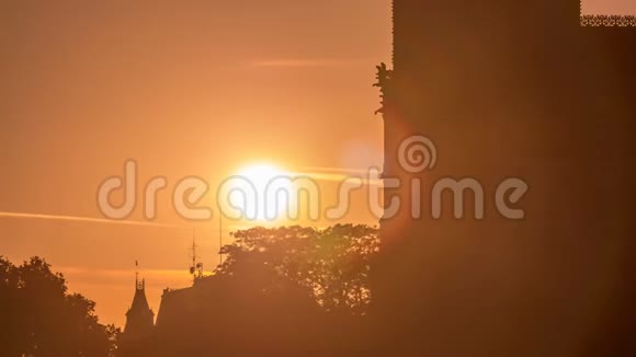 日落时巴黎圣母院大教堂的后景框架时间推移有太阳视频的预览图