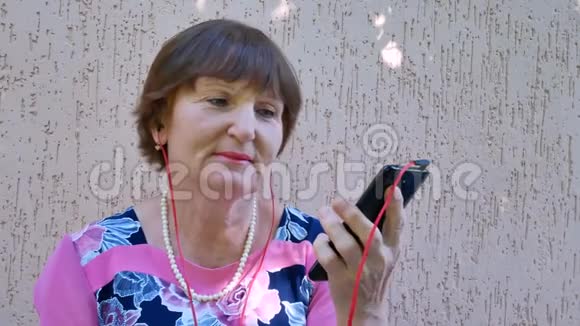 女人用红色耳机听音乐视频的预览图