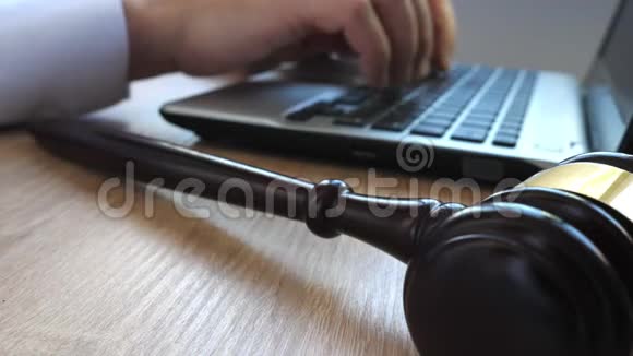 在法庭上用键盘打字的人戴高威和笔记本电脑视频的预览图