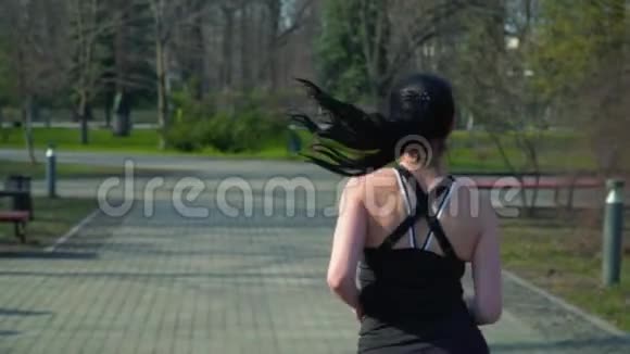 健身女士在公园里跑步视频的预览图