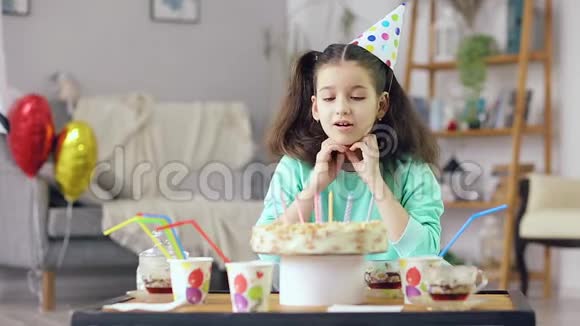 小女孩看着蛋糕视频的预览图