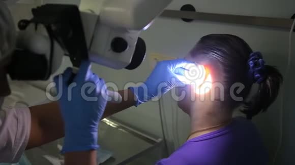 特写镜头医生对病人耳朵进行体检视频的预览图