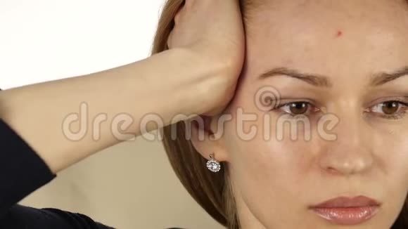 女人在辛苦的一天工作后移动耳朵做面部按摩家庭自我按摩视频的预览图