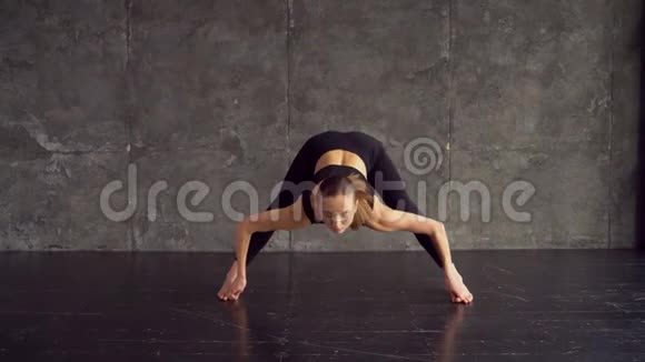 练习瑜伽美丽的少女在运动服训练瑜伽位置在健康俱乐部视频的预览图