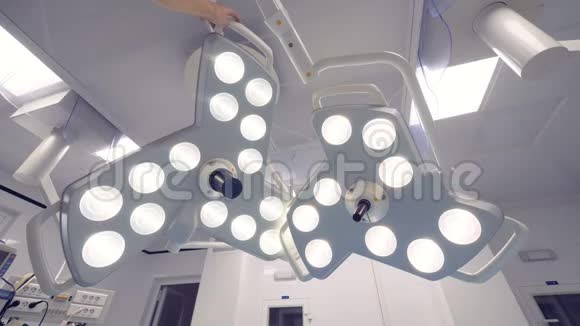 手术灯是由一位医生组装的视频的预览图