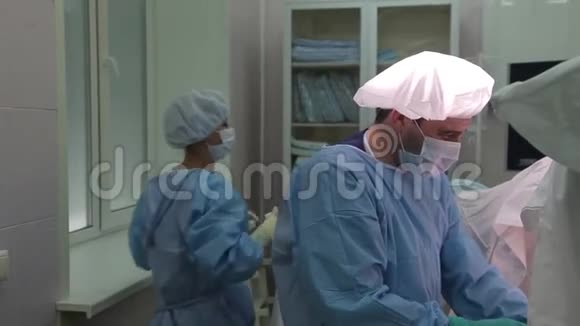 特写镜头医生穿着防护服做妇科手术视频的预览图