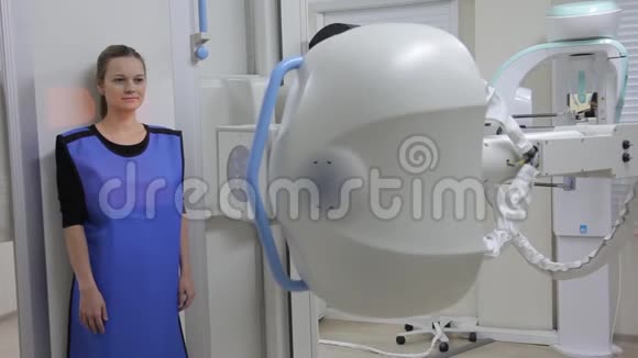 一名女性病人站在接受x光检查X光装置医疗技术视频的预览图