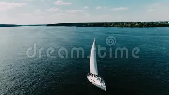 在公海航行的游艇帆船视频的预览图