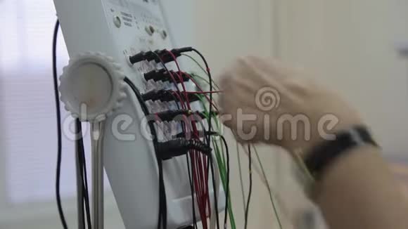 医生用电线将电子传感器连接到病人头上进步医疗技术视频的预览图