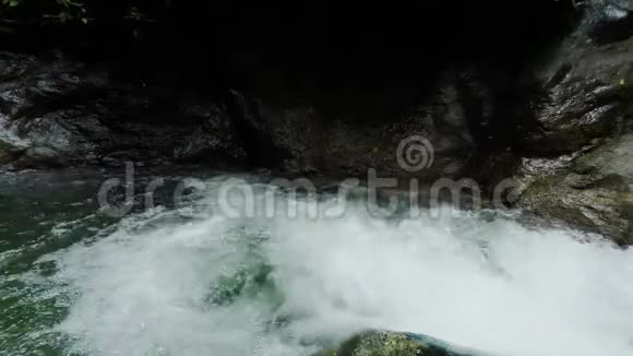 在厄瓜多尔雨林峡谷中活跃的男子跳入瀑布视频的预览图