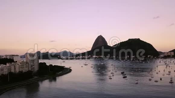 鸟瞰巴西里约热内卢夕阳下的糖饼山基督救赎主视频的预览图