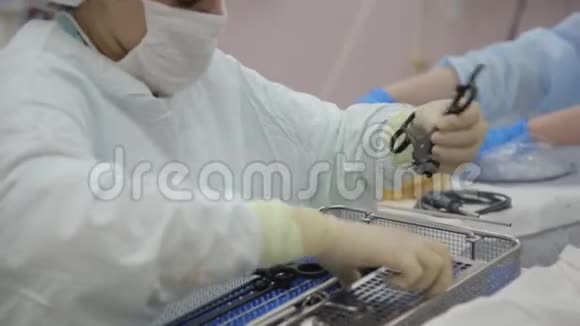 特写镜头外科医生助手准备外科内镜器械进行灭菌视频的预览图