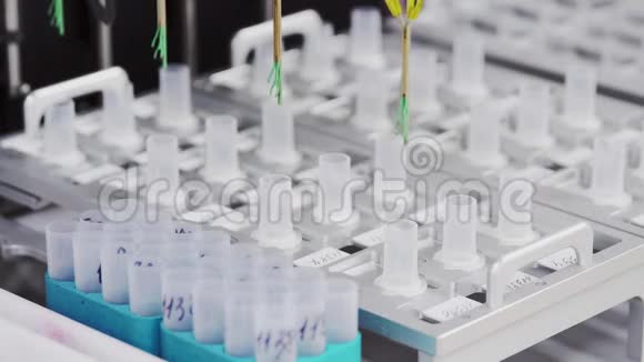 在实验室的特写机上为细胞喷漆供其详细考虑视频的预览图