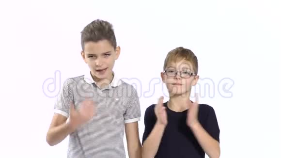 两个小男孩在白色背景上做手势视频的预览图