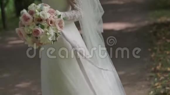新娘穿着华丽的婚纱来到英俊的新郎身边拥抱在一起视频的预览图