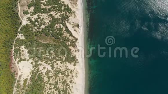 海上海岸线悬崖和清澈的水从无人机上景空中景观视频的预览图