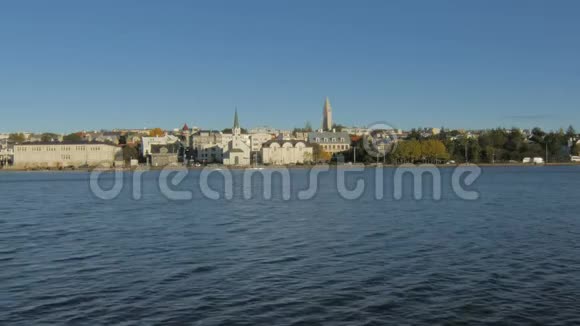 天气晴朗雷克雅未克附近的特霍宁湖景色宜人视频的预览图