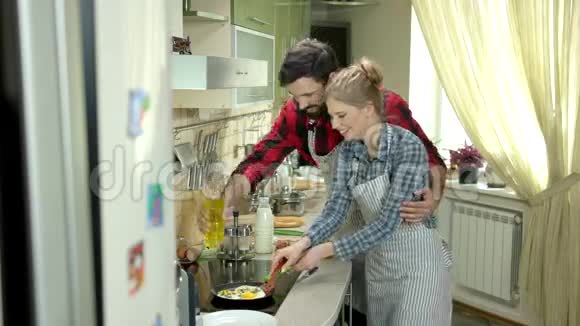 男人和女人煎鸡蛋视频的预览图