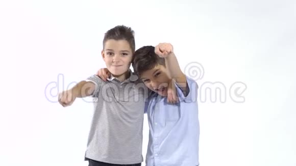 两个小兄弟为他们的偶像欢呼视频的预览图