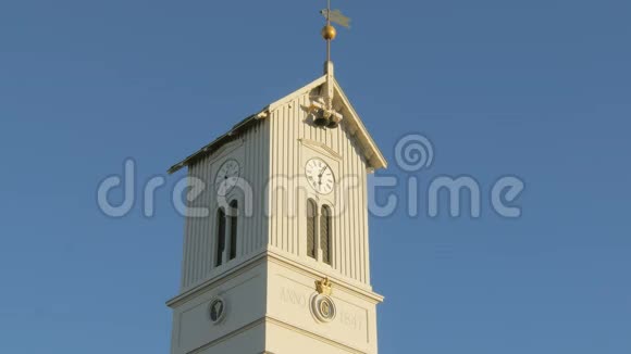 冰岛教堂的塔顶上挂着钟钟和风笛顶着晴朗的蓝天视频的预览图