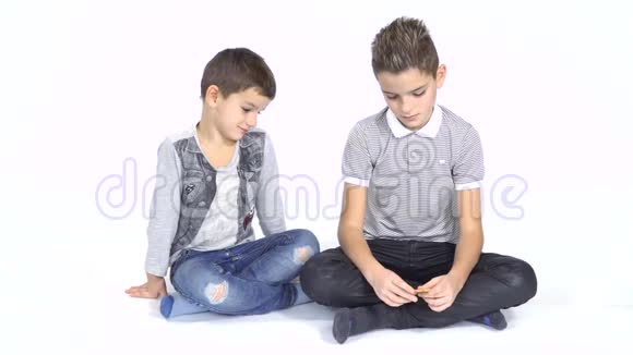 小男孩和弟弟在白色背景下分享饼干视频的预览图