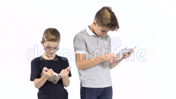 小男孩在白色背景下从哥哥手中拿走平板电脑视频的预览图