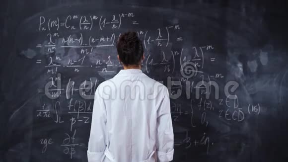 穿白色长袍的女老师想着船上的数学方程式解和证明定理视频的预览图