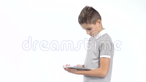 小商人用平板电脑用白色背景电话交谈视频的预览图